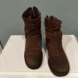 Brand- Born, Style- casual ankle boot. Color- Brown suede. Size- 7m (Women’s).